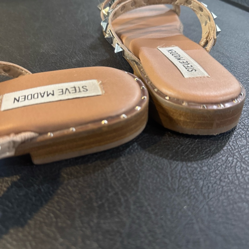 Steve Madden Skyler Flat Slide Sandals in tan w/ silver studded detail, size 8 - Picture 5 of 7